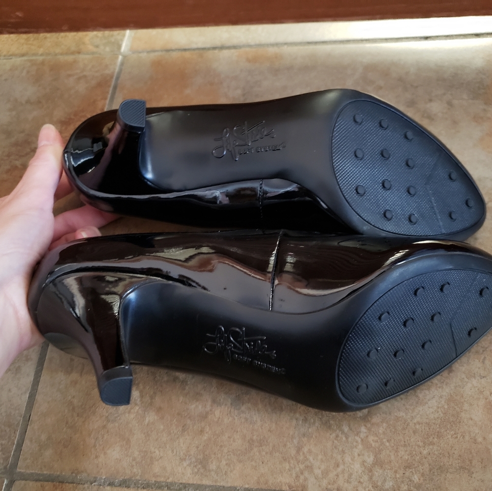 Lifestride Black Patent Leather Heels - Picture 4 of 7